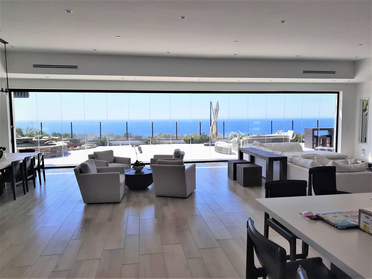 Contemporary Oceanfront Residence — detail 5
