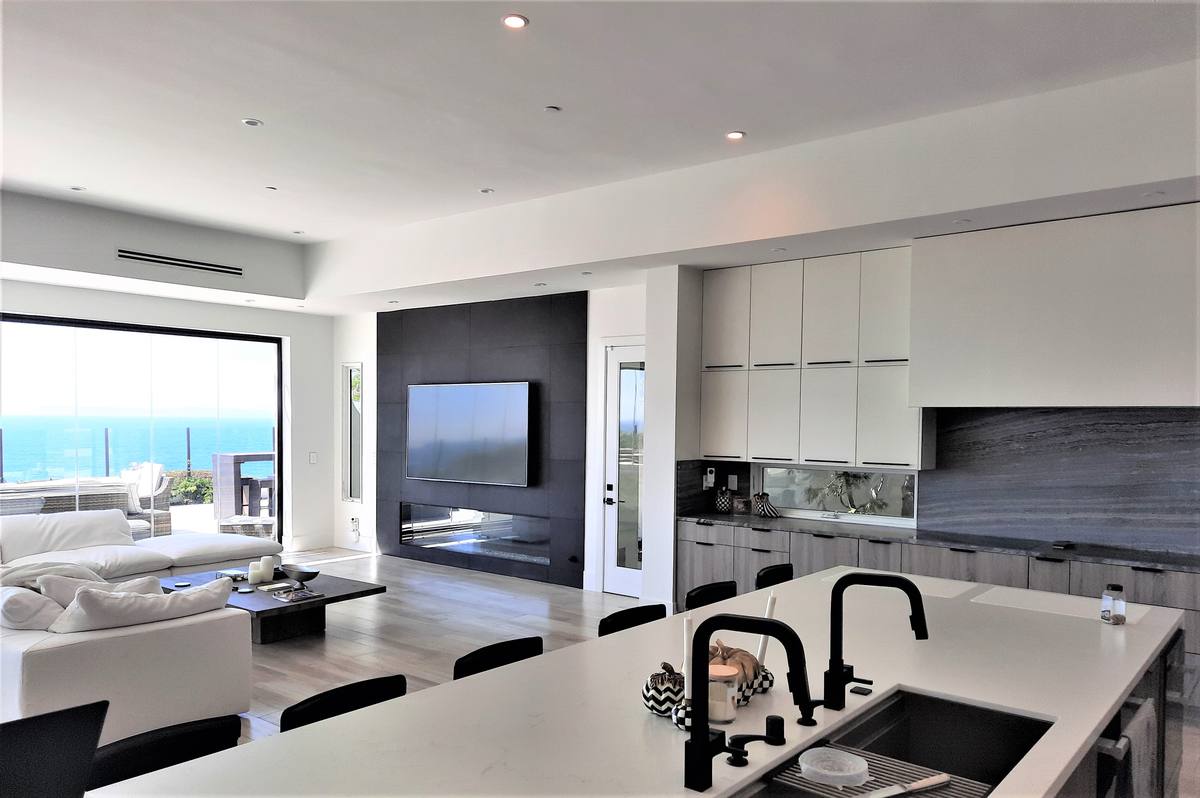 Contemporary Oceanfront Residence — detail 8