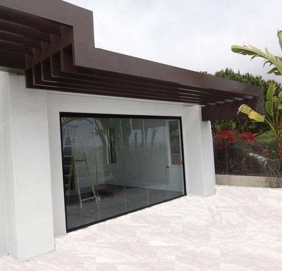 Contemporary Oceanfront Residence — detail 3