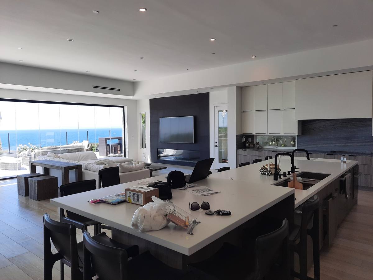 Contemporary Oceanfront Residence — detail 9